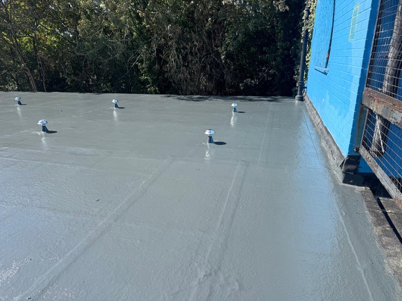 Flat roof after a full liquid overlay